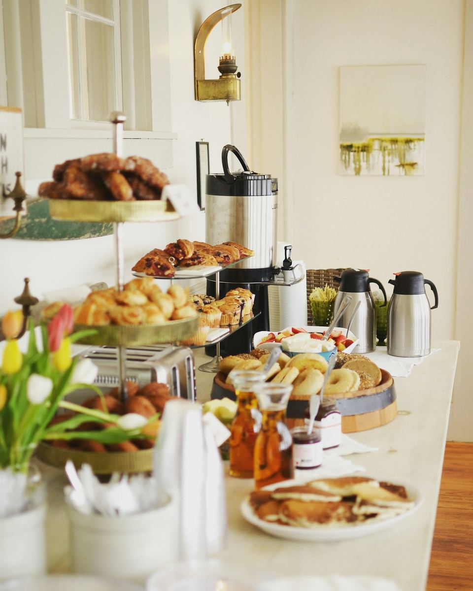 Buffet de petit-déjeuner avec viennoiseries et thermos de café