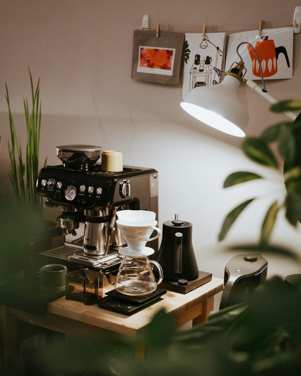Machine à café et bouilloire sur un plan de travail