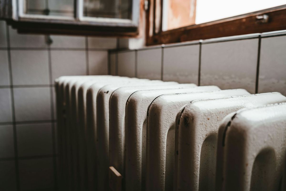 Radiateur en fonte sous une fenêtre